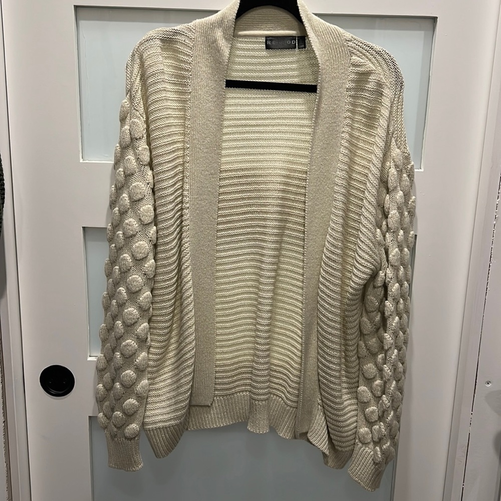 Knit open front cardigan, with dotted knit sleeves